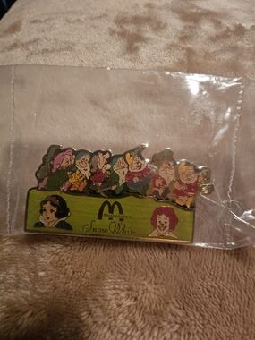 McDonald's Snow‎ White & Seven Dwarfs Enamel Pin - Multicolor 🧡🤎